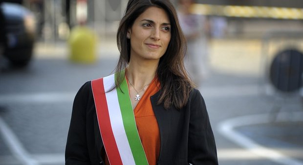 Il sindaco Virginia Raggi per la prima volta indossa la fascia tricolore. PAOLO CAPRIOLI/AG.TOIATI